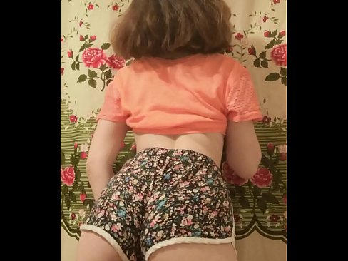 ❤️ Tânără sexy care se dezbracă de pantaloni scurți în fața camerei de filmat ☑ at ro.sexonfire.ru ️❤