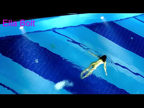 ❤️ Nu mă pot opri din privit, tânără blondă surprinsă înotând goală în piscina stațiunii ELLA BOLT ☑ at ro.sexonfire.ru ️❤